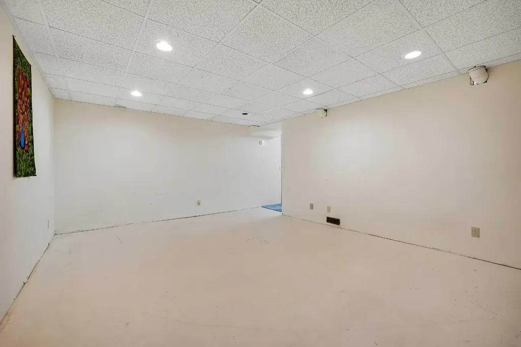 23 Edelweiss Drive NW Calgary AB T3A3R4