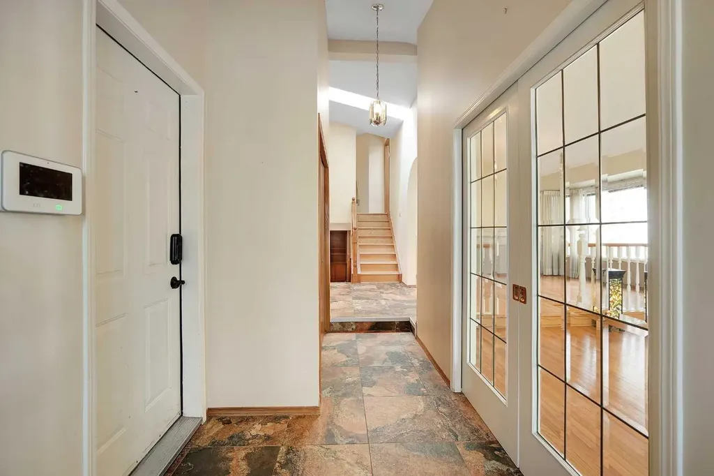 23 Edelweiss Drive NW Calgary AB T3A3R4