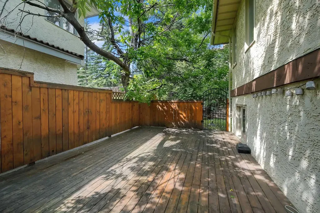23 Edelweiss Drive NW Calgary AB T3A3R4