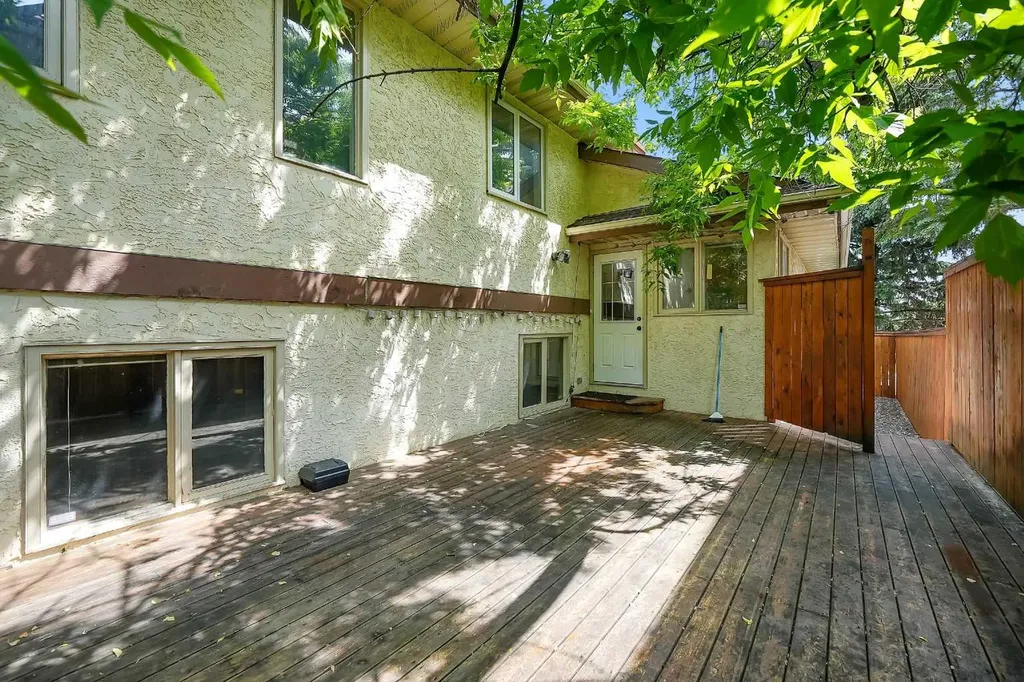 23 Edelweiss Drive NW Calgary AB T3A3R4