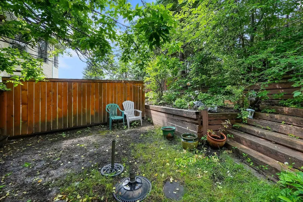 23 Edelweiss Drive NW Calgary AB T3A3R4