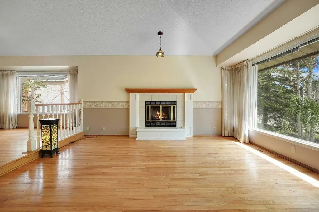23 Edelweiss Drive NW Calgary AB T3A3R4