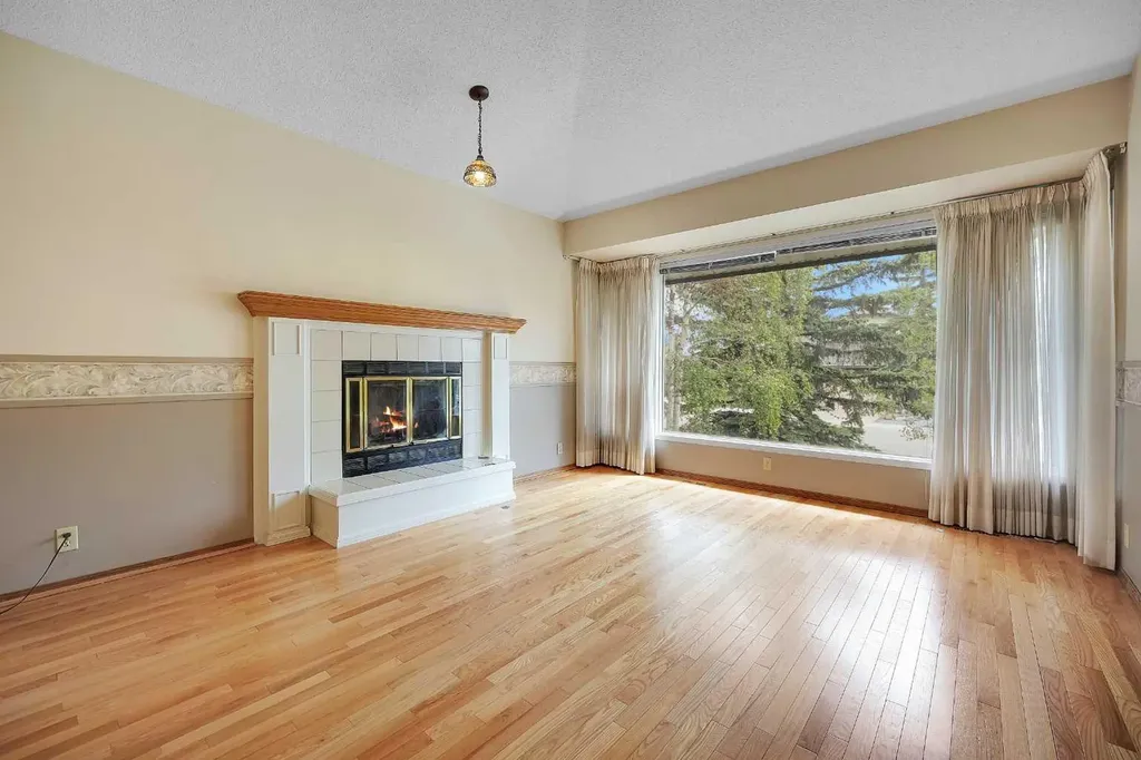 23 Edelweiss Drive NW Calgary AB T3A3R4