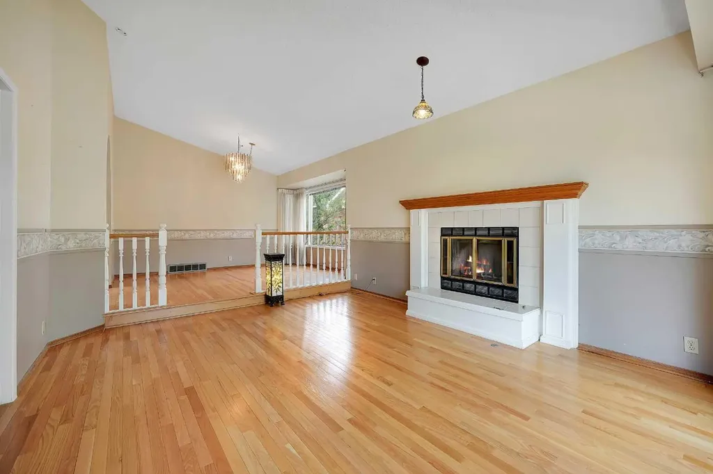 23 Edelweiss Drive NW Calgary AB T3A3R4