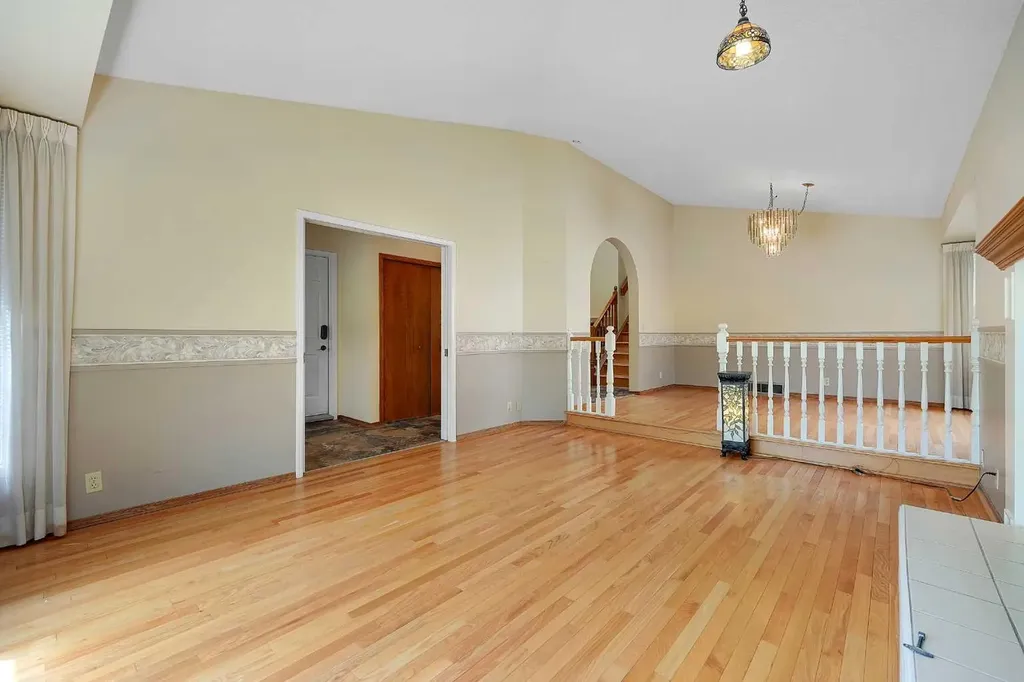 23 Edelweiss Drive NW Calgary AB T3A3R4