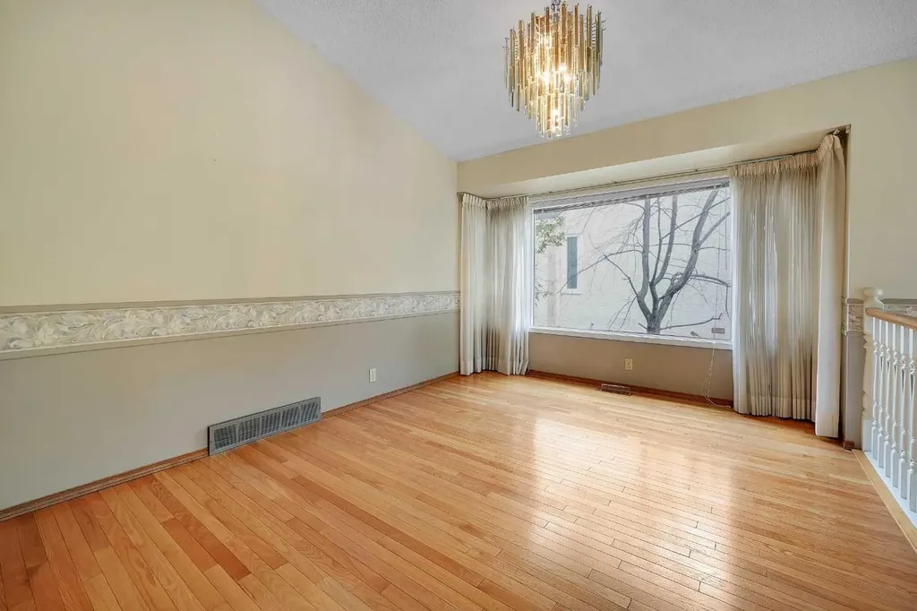23 Edelweiss Drive NW Calgary AB T3A3R4