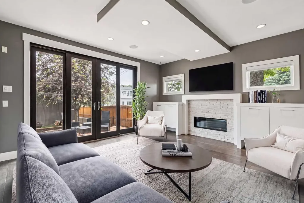 3722 7 Avenue NW Calgary AB T2N5A3