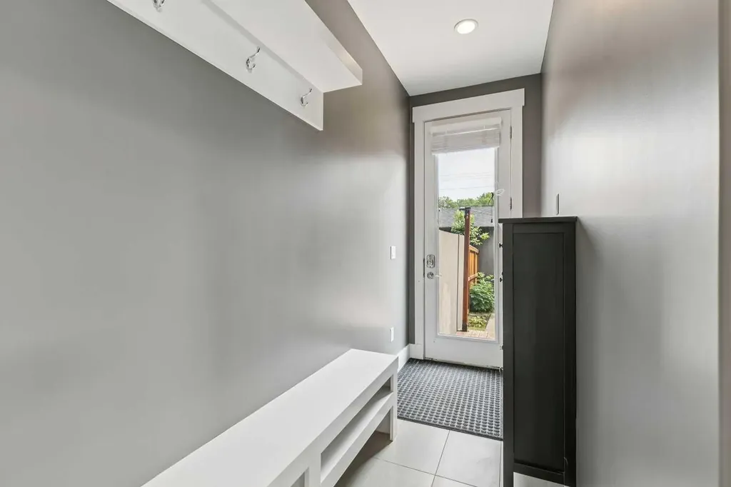 3722 7 Avenue NW Calgary AB T2N5A3