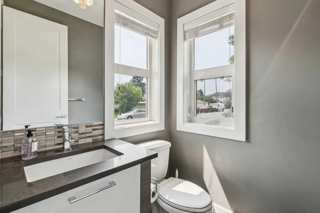 3722 7 Avenue NW Calgary AB T2N5A3