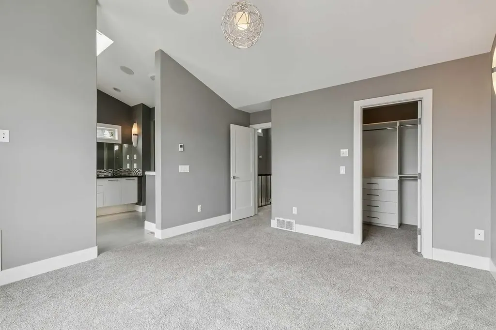 3722 7 Avenue NW Calgary AB T2N5A3