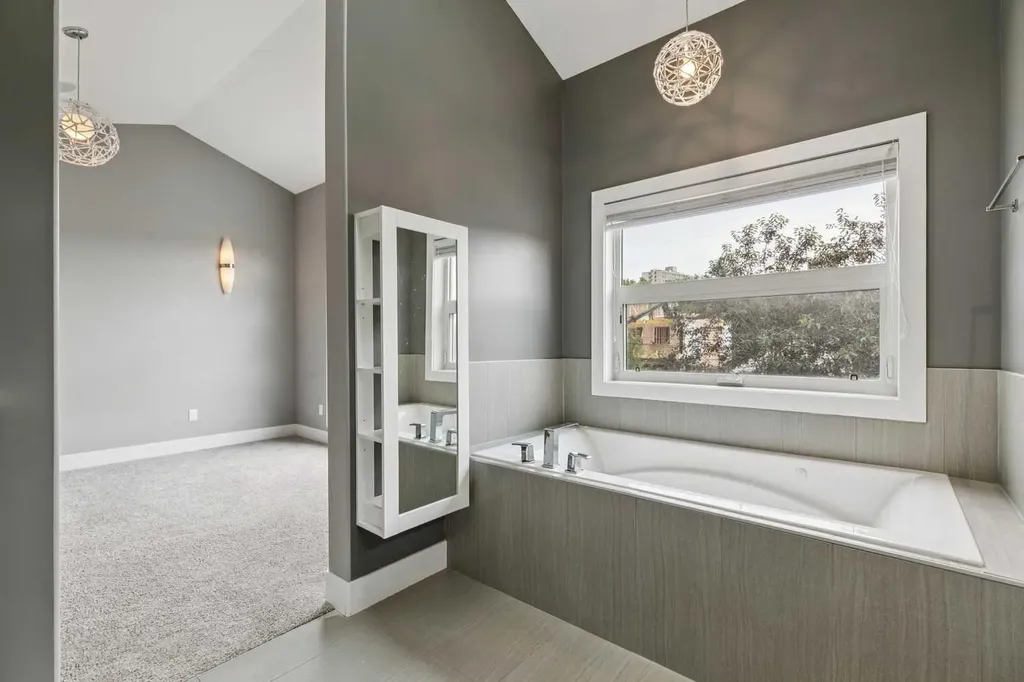 3722 7 Avenue NW Calgary AB T2N5A3
