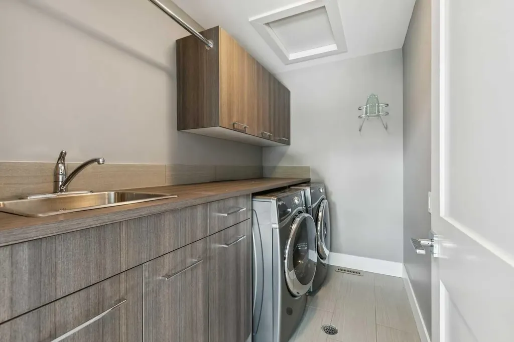 3722 7 Avenue NW Calgary AB T2N5A3