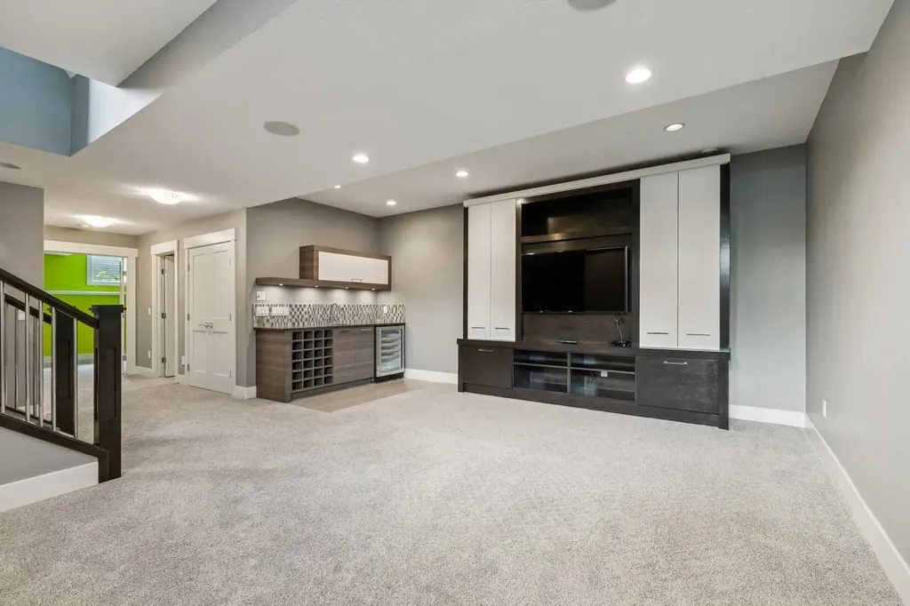 3722 7 Avenue NW Calgary AB T2N5A3