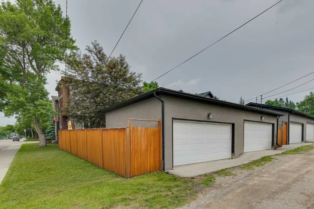 3722 7 Avenue NW Calgary AB T2N5A3