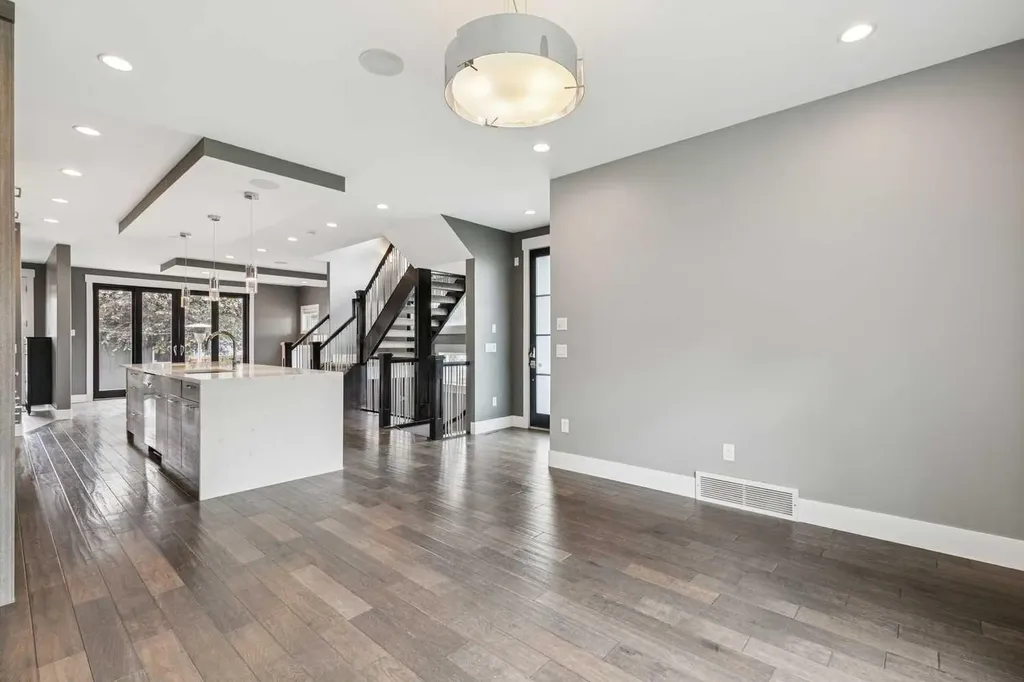 3722 7 Avenue NW Calgary AB T2N5A3
