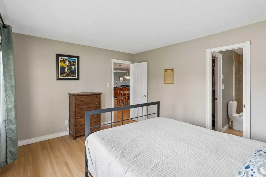 856 Lake Twintree Crescent SE Calgary AB T2J 2W3