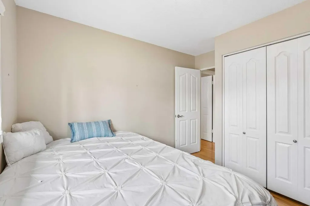 856 Lake Twintree Crescent SE Calgary AB T2J 2W3