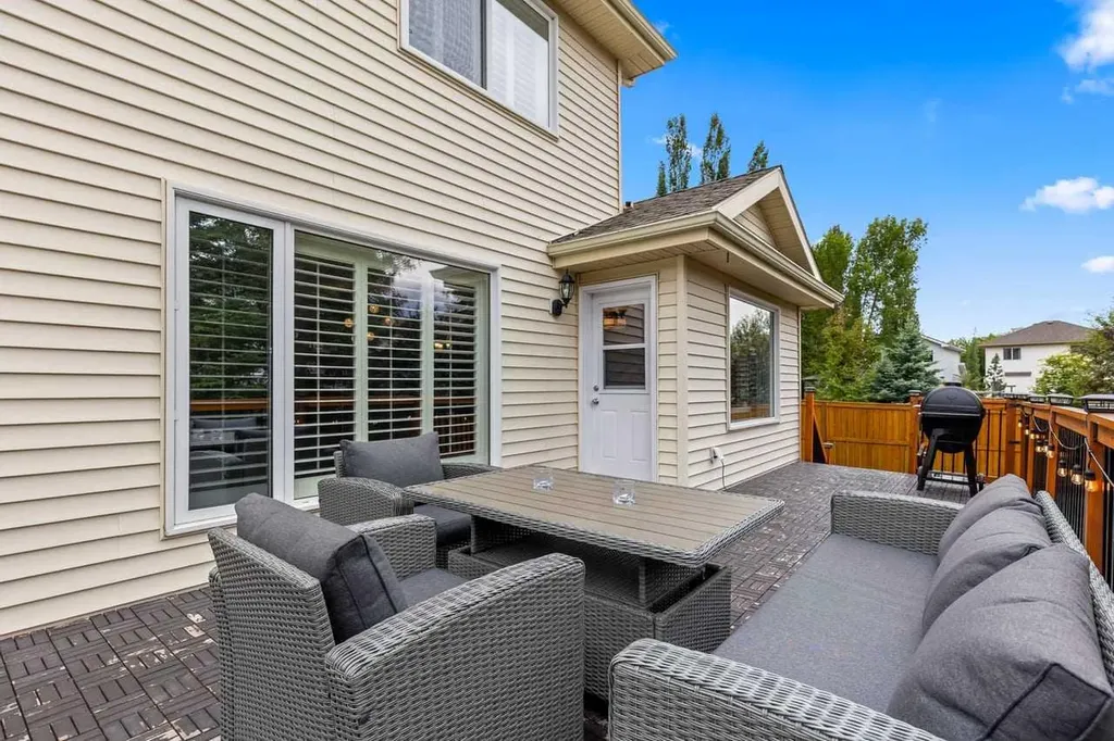 152 Douglas Glen Mews SE Calgary AB T2Z 2M9