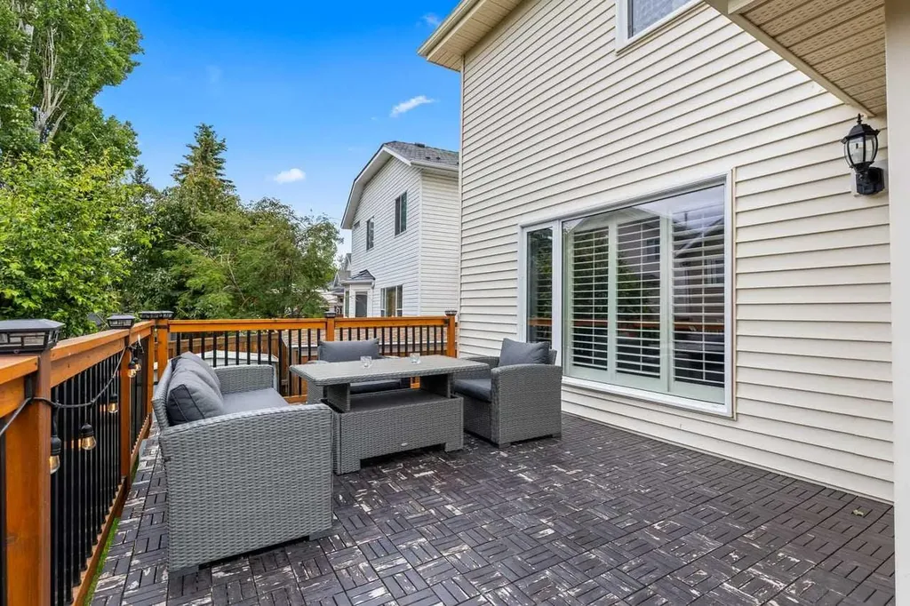 152 Douglas Glen Mews SE Calgary AB T2Z 2M9