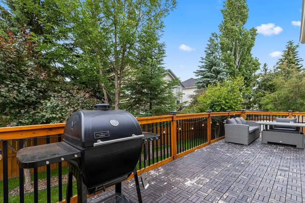 152 Douglas Glen Mews SE Calgary AB T2Z 2M9