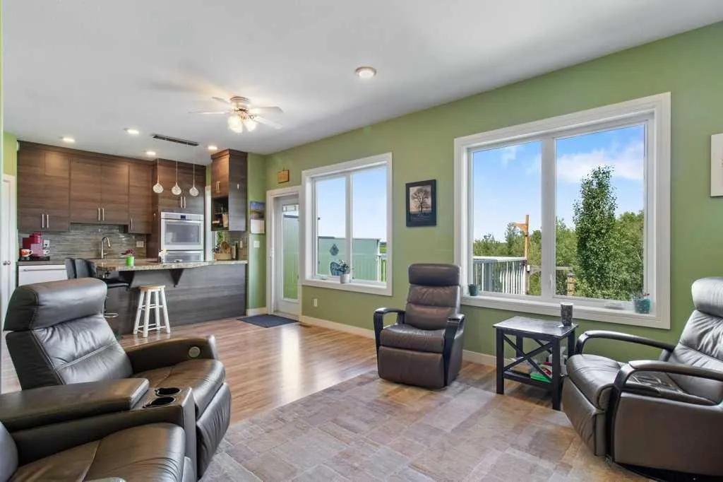 12 Beardsley Crescent Lacombe AB T4L 0G4