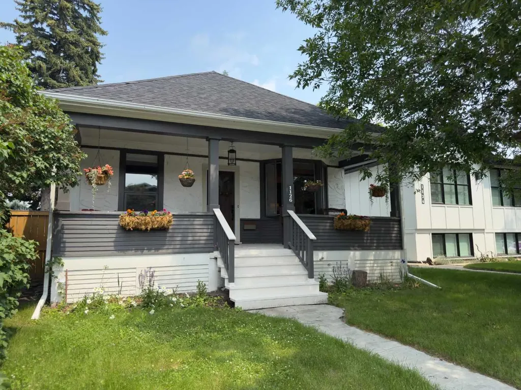 1126 19 Avenue NW Calgary AB T2M 1A1