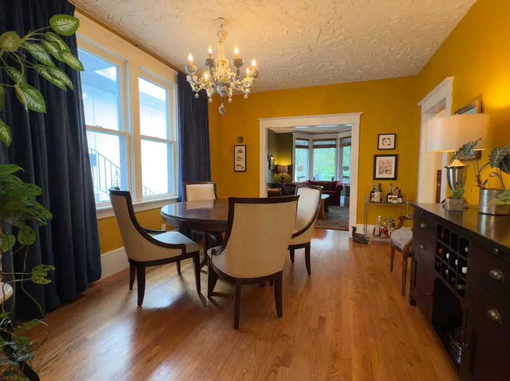 1126 19 Avenue NW Calgary AB T2M 1A1