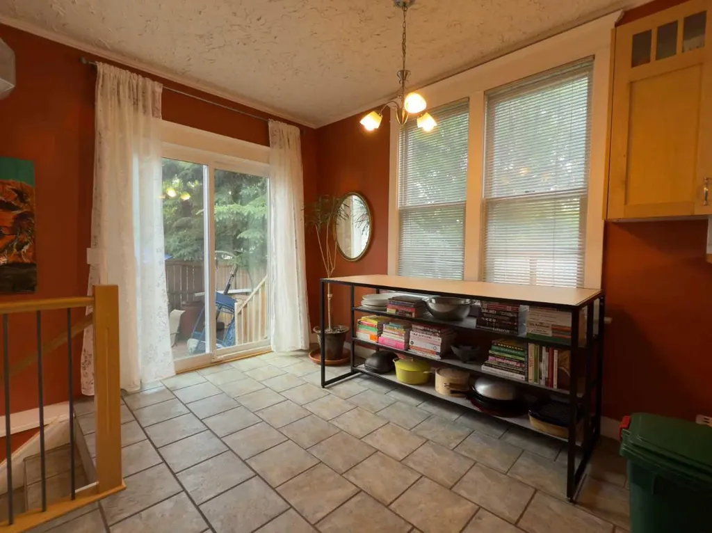 1126 19 Avenue NW Calgary AB T2M 1A1