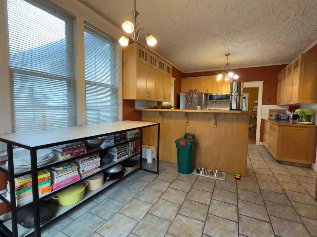 1126 19 Avenue NW Calgary AB T2M 1A1