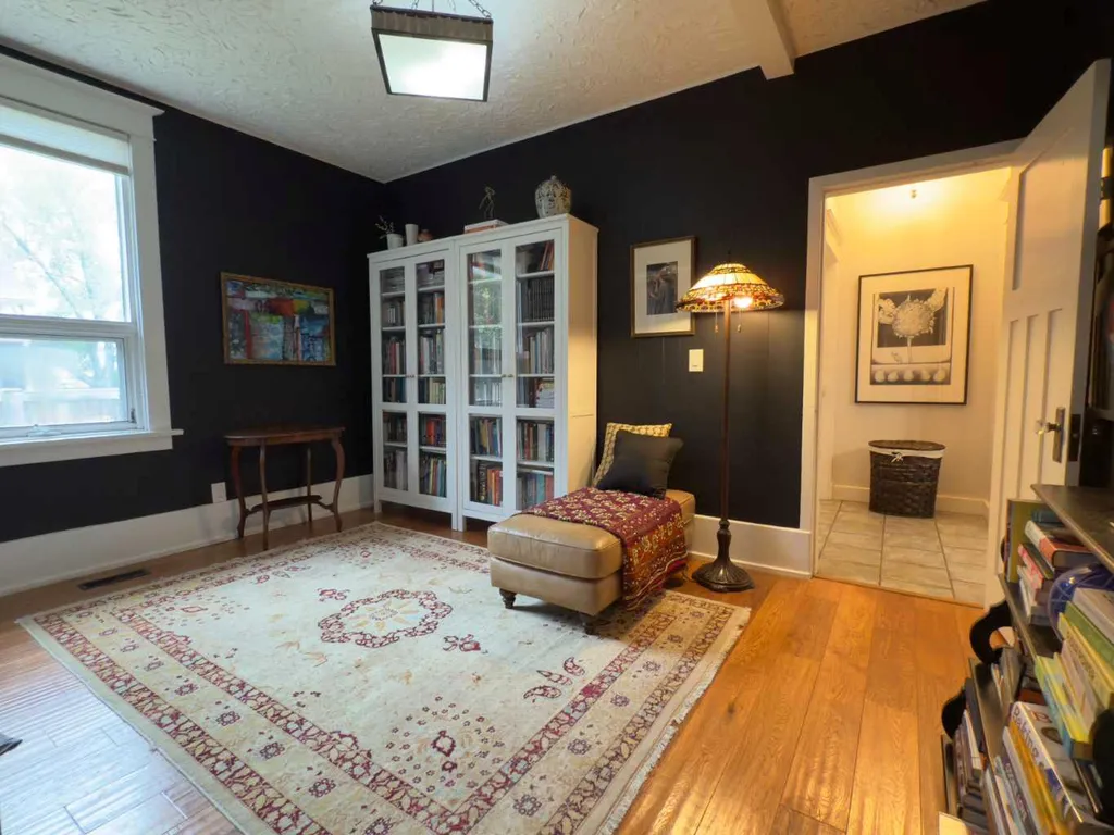 1126 19 Avenue NW Calgary AB T2M 1A1