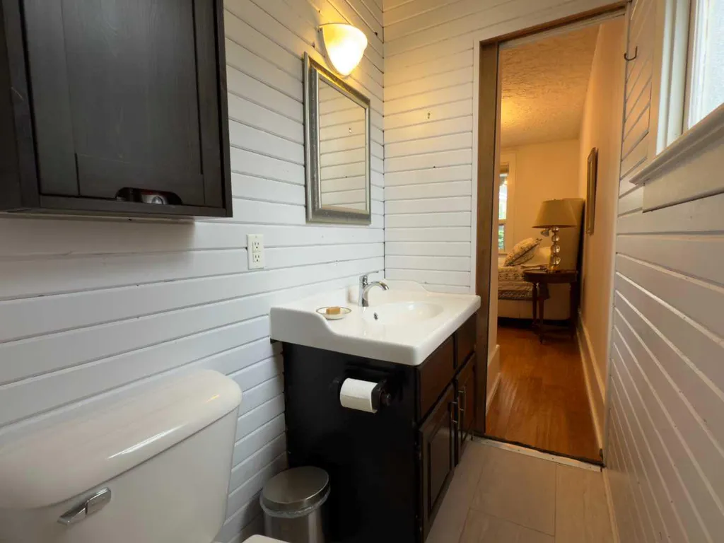 1126 19 Avenue NW Calgary AB T2M 1A1