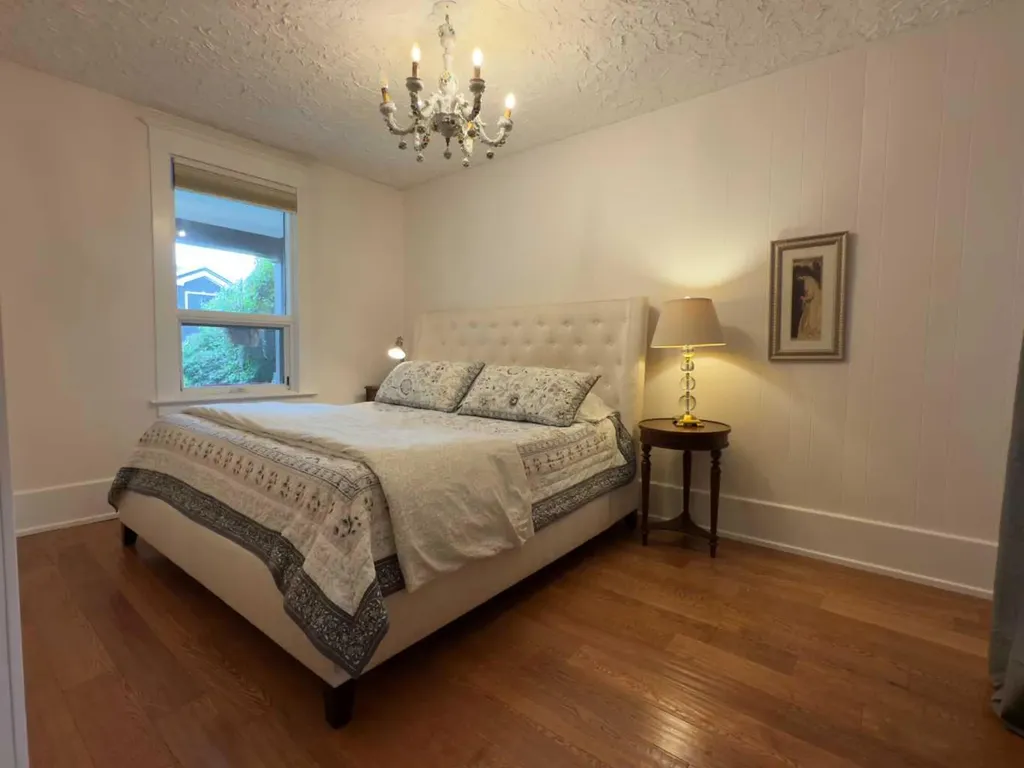 1126 19 Avenue NW Calgary AB T2M 1A1