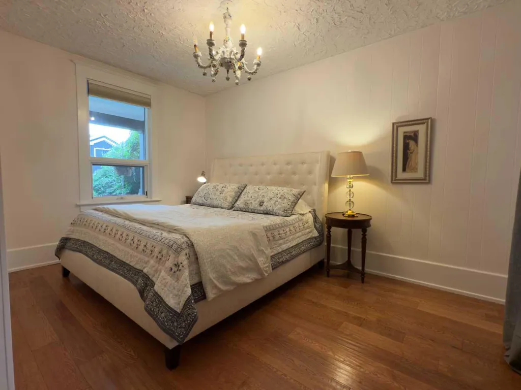 1126 19 Avenue NW Calgary AB T2M 1A1