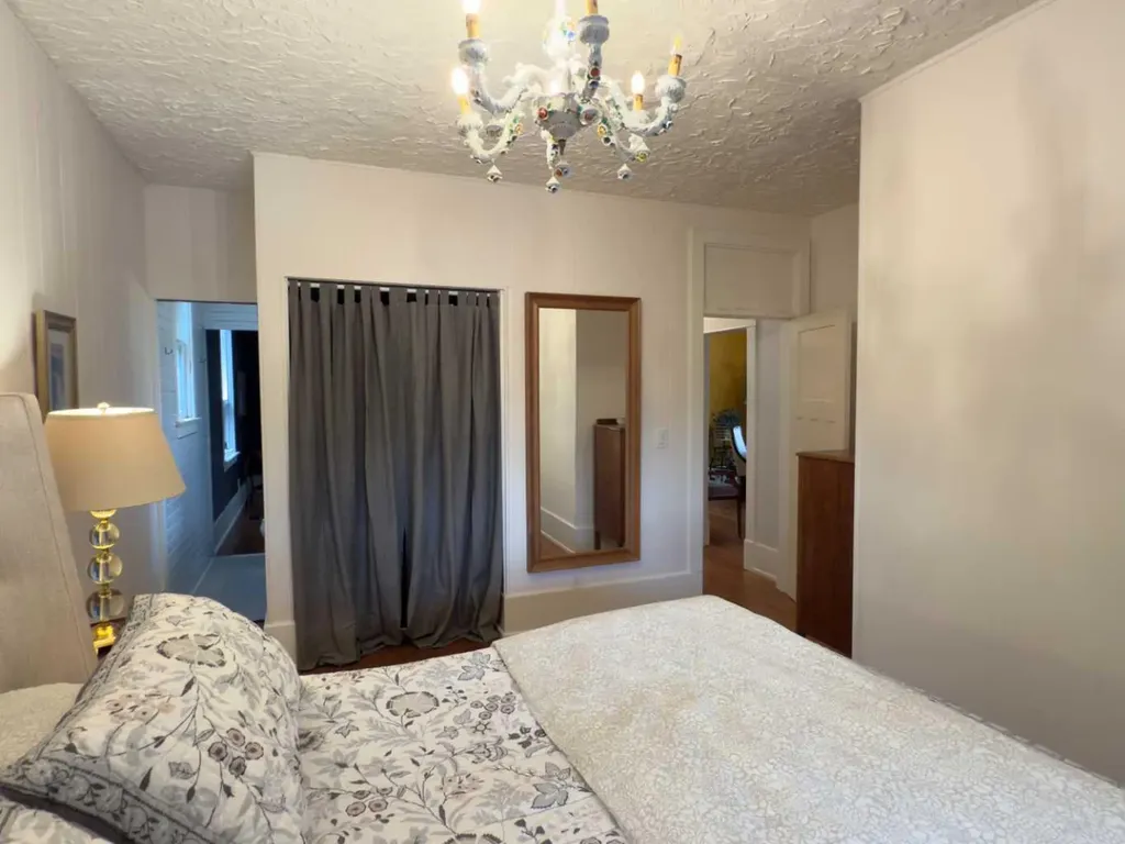 1126 19 Avenue NW Calgary AB T2M 1A1