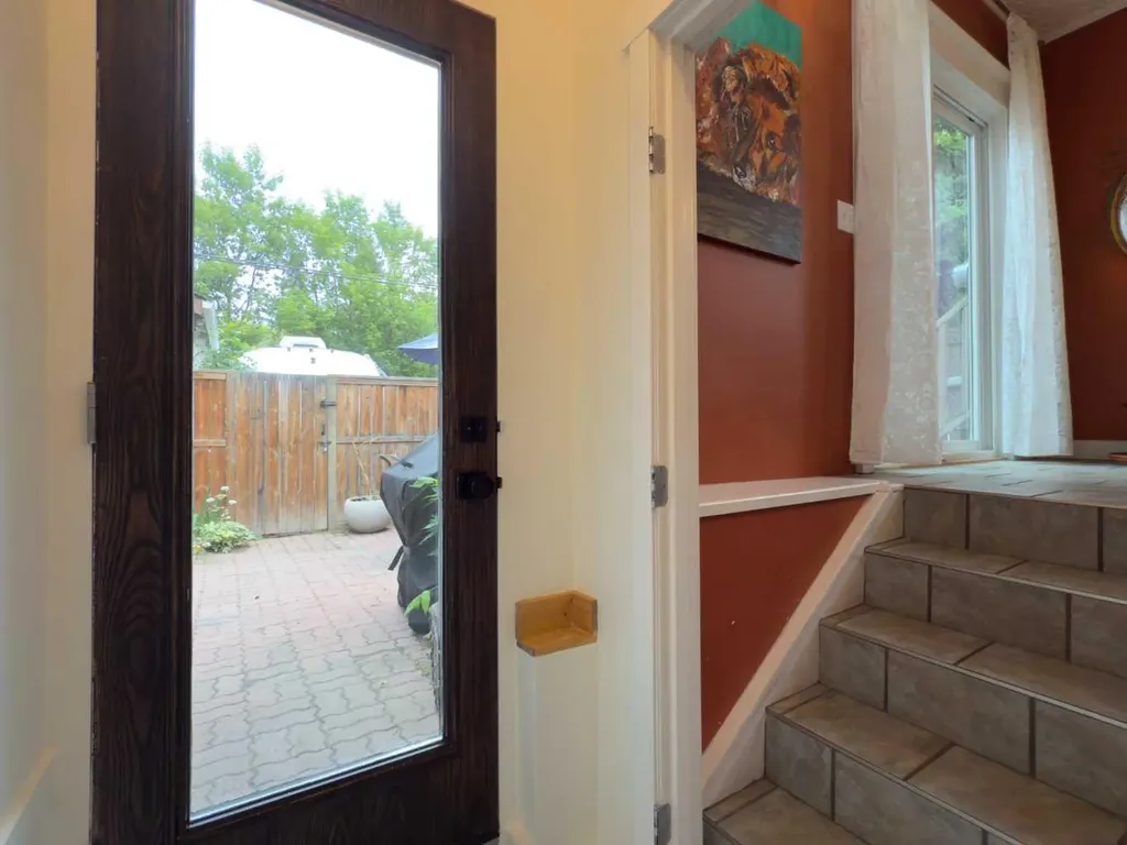 1126 19 Avenue NW Calgary AB T2M 1A1