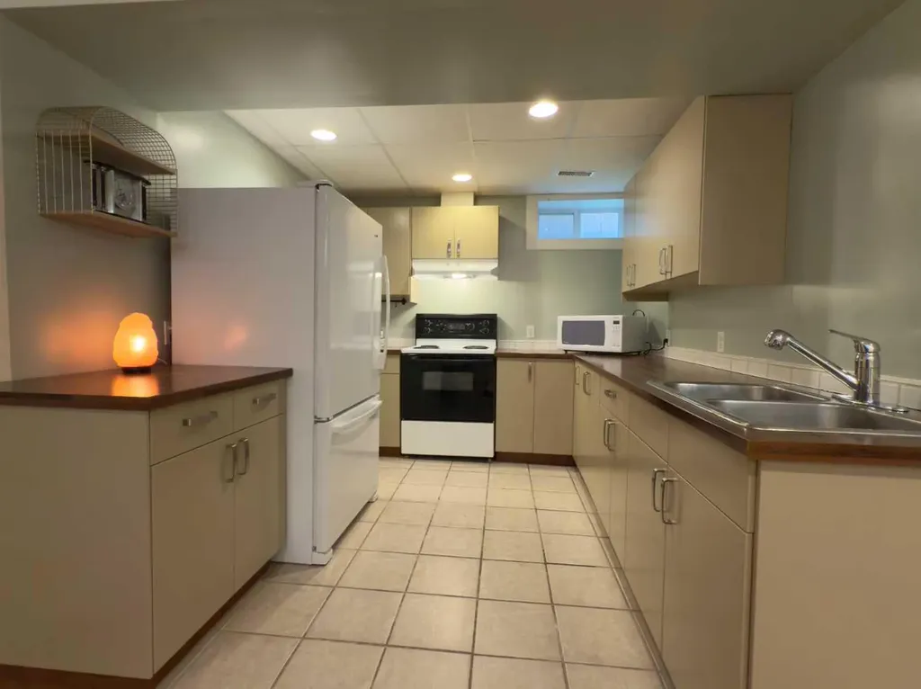 1126 19 Avenue NW Calgary AB T2M 1A1