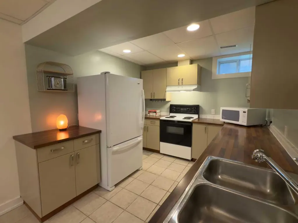 1126 19 Avenue NW Calgary AB T2M 1A1