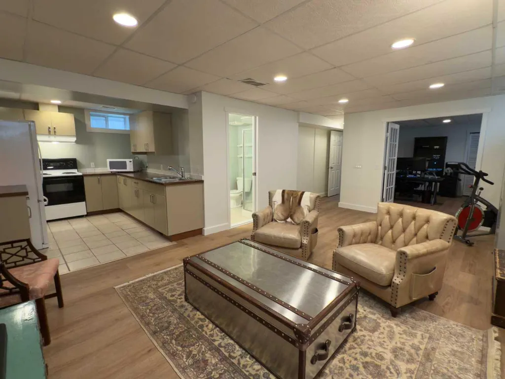 1126 19 Avenue NW Calgary AB T2M 1A1