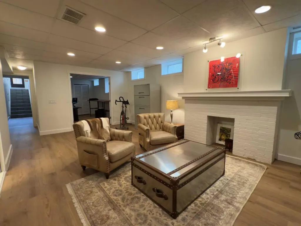 1126 19 Avenue NW Calgary AB T2M 1A1