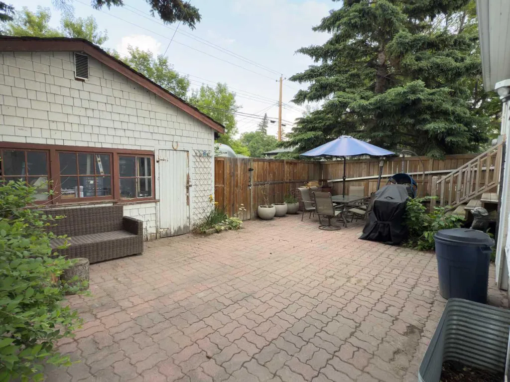 1126 19 Avenue NW Calgary AB T2M 1A1