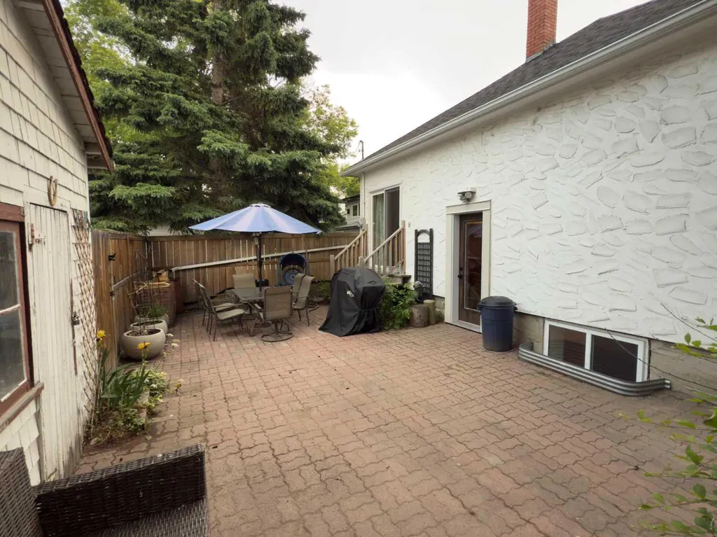 1126 19 Avenue NW Calgary AB T2M 1A1