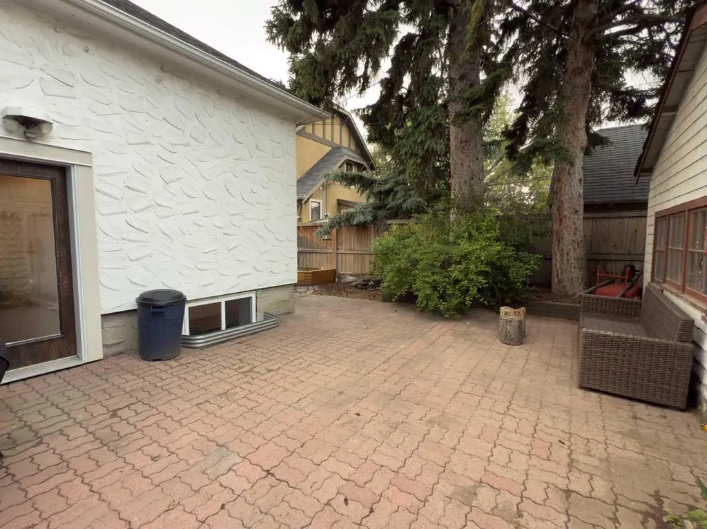 1126 19 Avenue NW Calgary AB T2M 1A1