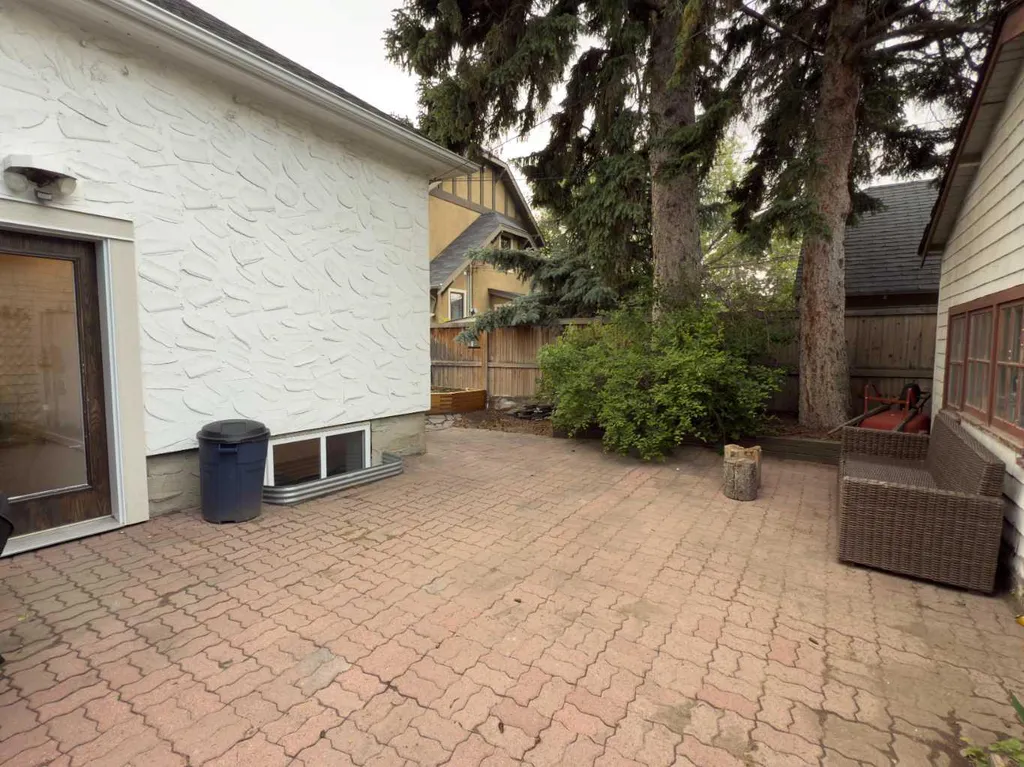 1126 19 Avenue NW Calgary AB T2M 1A1