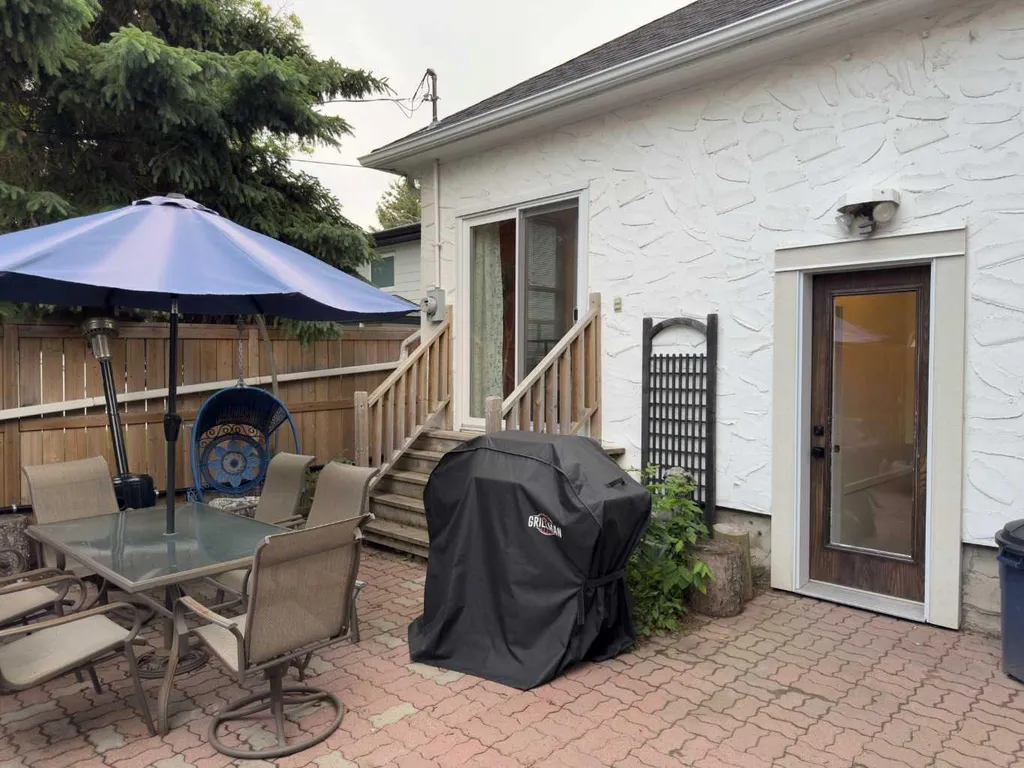 1126 19 Avenue NW Calgary AB T2M 1A1