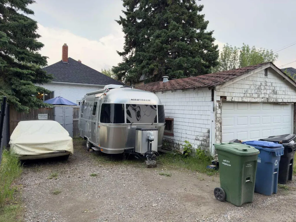 1126 19 Avenue NW Calgary AB T2M 1A1