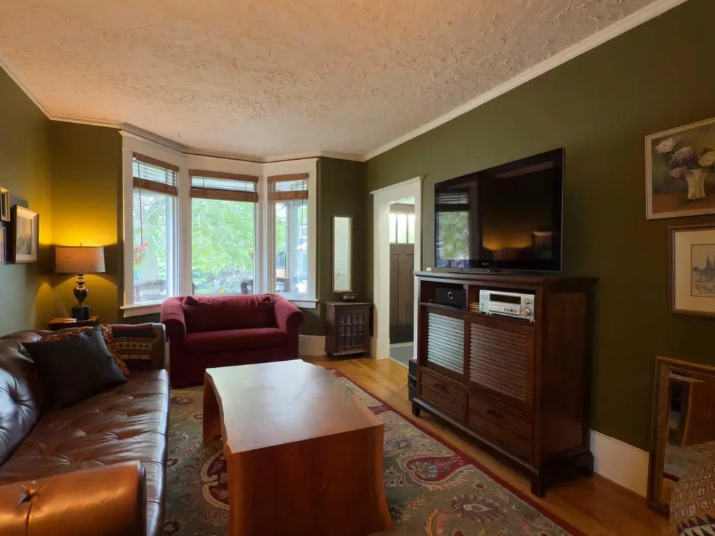 1126 19 Avenue NW Calgary AB T2M 1A1