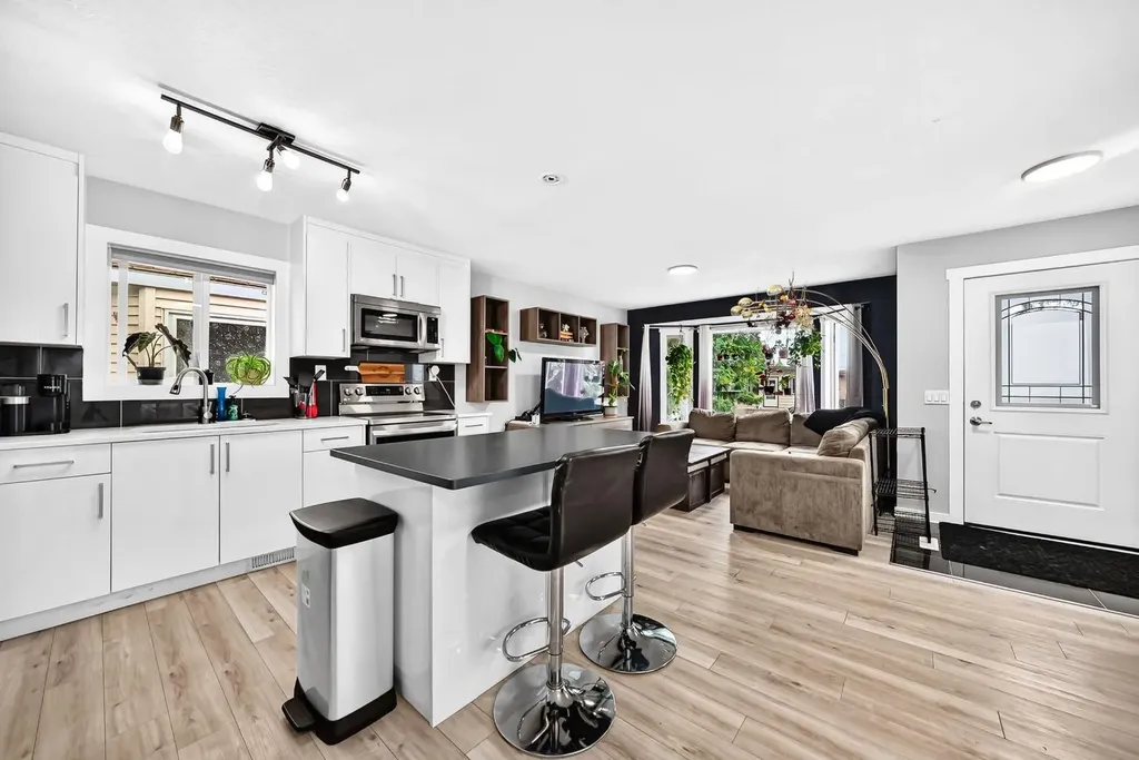 46 Dovercliffe Way SE Calgary AB T2B 2C6