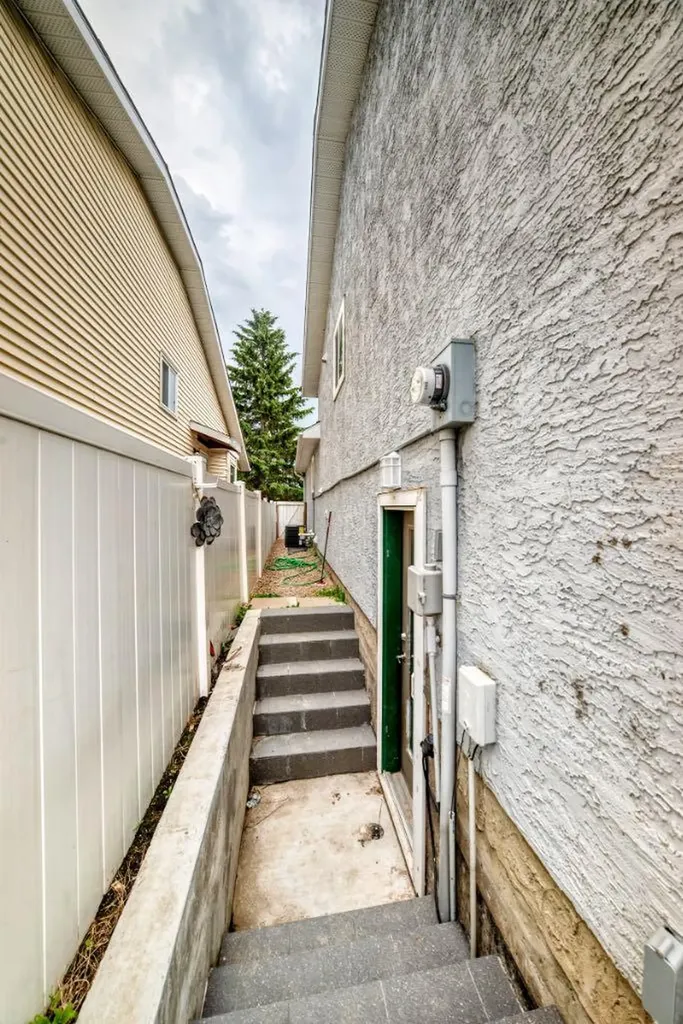 46 Dovercliffe Way SE Calgary AB T2B 2C6