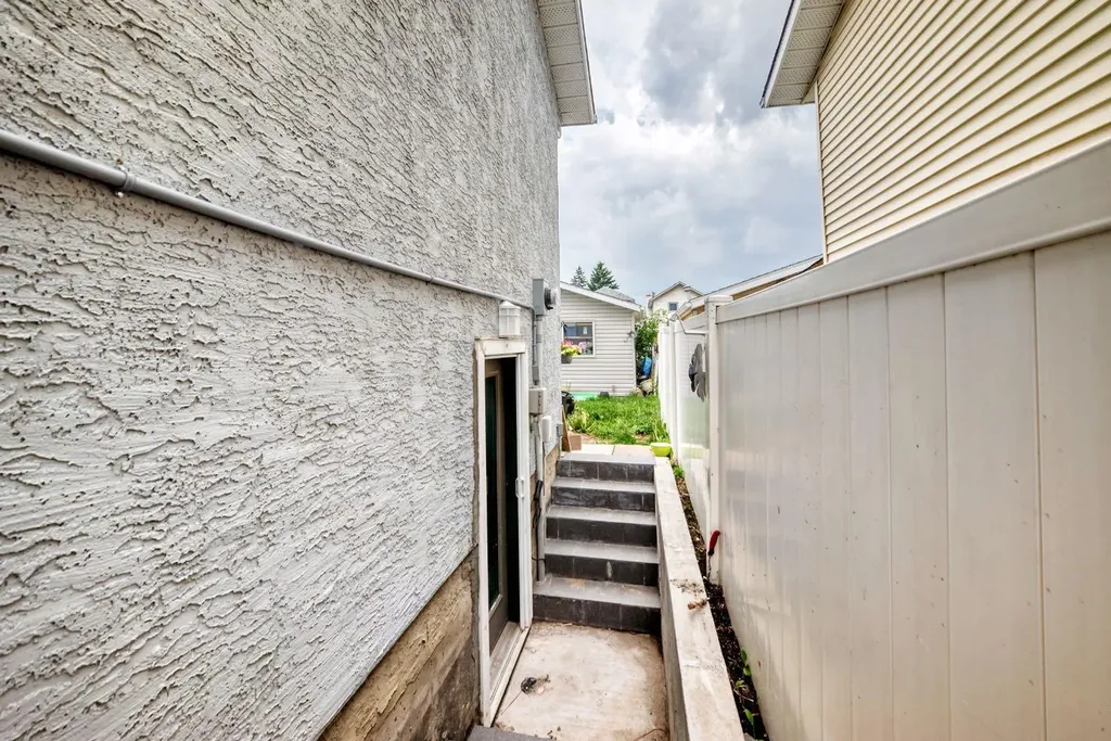 46 Dovercliffe Way SE Calgary AB T2B 2C6