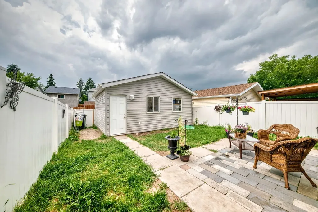 46 Dovercliffe Way SE Calgary AB T2B 2C6